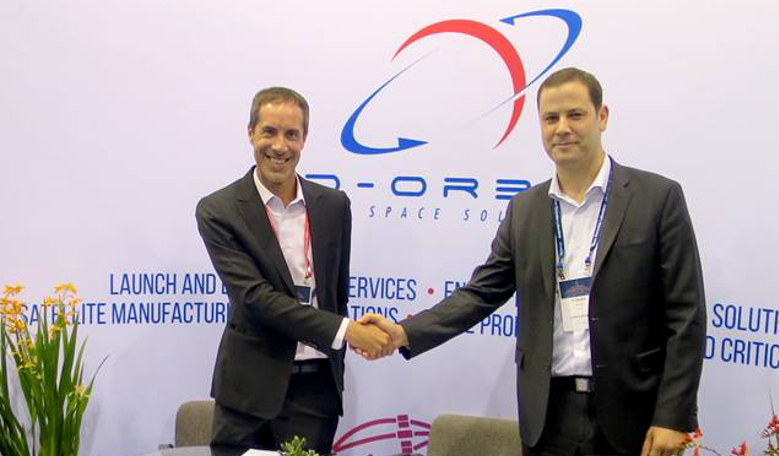 The launch agreement signed by Renato Panesi, CCO of D-Orbit, and Fabien Jordan, CEO of Astrocast.