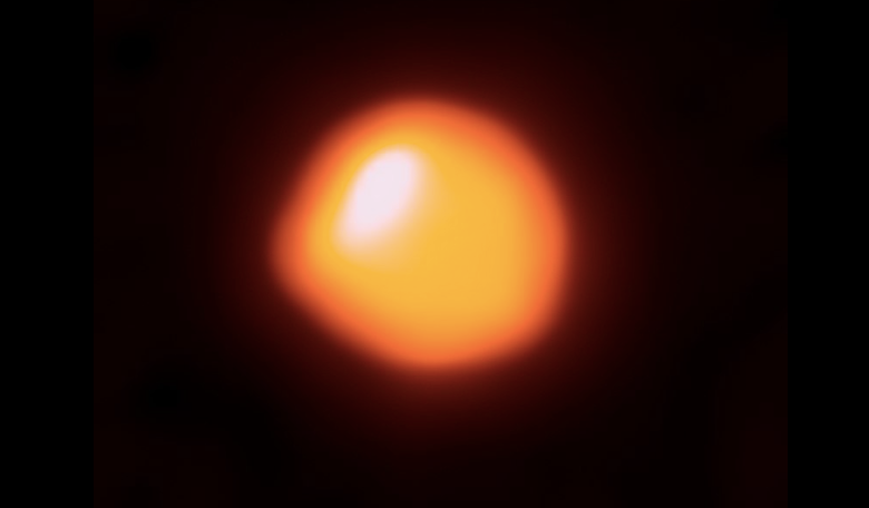 This orange blob shows the star Betelgeuse, as seen by the Atacama Large Millimeter/submillimeter Array (ALMA). This first attempt by ALMA has resulted in the highest-resolution image of Betelgeuse available. Image: ALMA