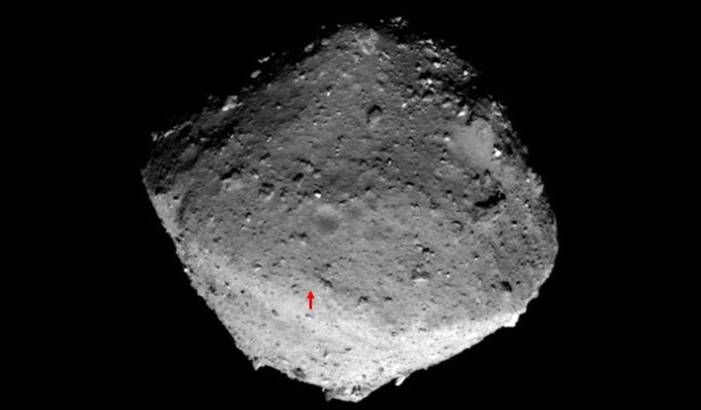 The red arrow shows the location of the target marker on the surface of Ryugu that Hayabusa2 is aiming to shoot at. Image: JAXA