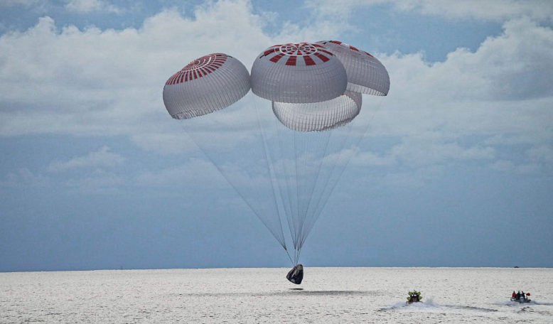 After three days orbiting Earth, the astronauts of Inspiration4 safely splash down in the Atlantic Ocean off the coast of Kennedy Space Center, Florida, at 7:06 pm. Image: SPACEX/INSPIRATION4