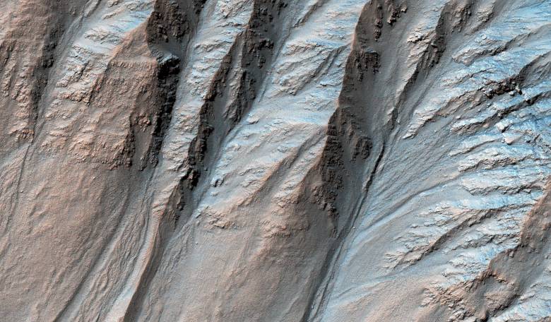 This image shows large gullies on both the pole- and equator-facing slopes of a crater on Mars. Image: NASA/JPL-Caltech/University of Arizona