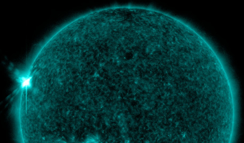 A class M3.9 flare erupting from the Sun and caught by SOHO at 19:20 UTC on 7 May, 2021. Solar radiation from the flare is making its way to Mars. Image: NASA/SDO