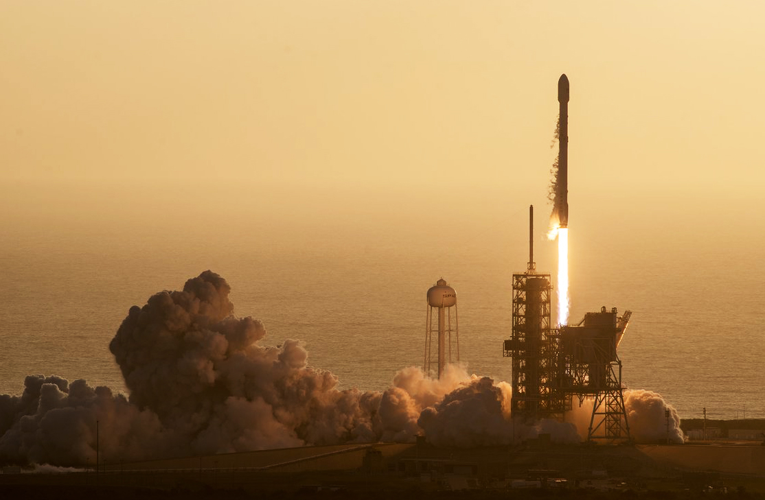 Launch of satellite USA 276 by Space X.