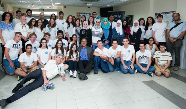 Students working on Hoopoe with Donald James (NASA’s associate administrator for the Office of Education) and Avigdor Blasberger (Head of the Israel Space). Agency).