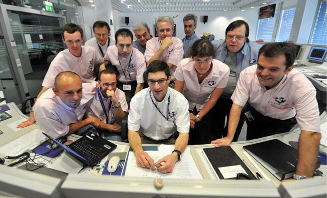 issue9-rosetta-flight-control-team-during-lutetia-fly-by.jpg